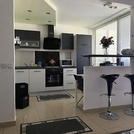 Espaco Tranquilo Mit Guter Anbindung Zu Duesseldorf Messe Apartment *